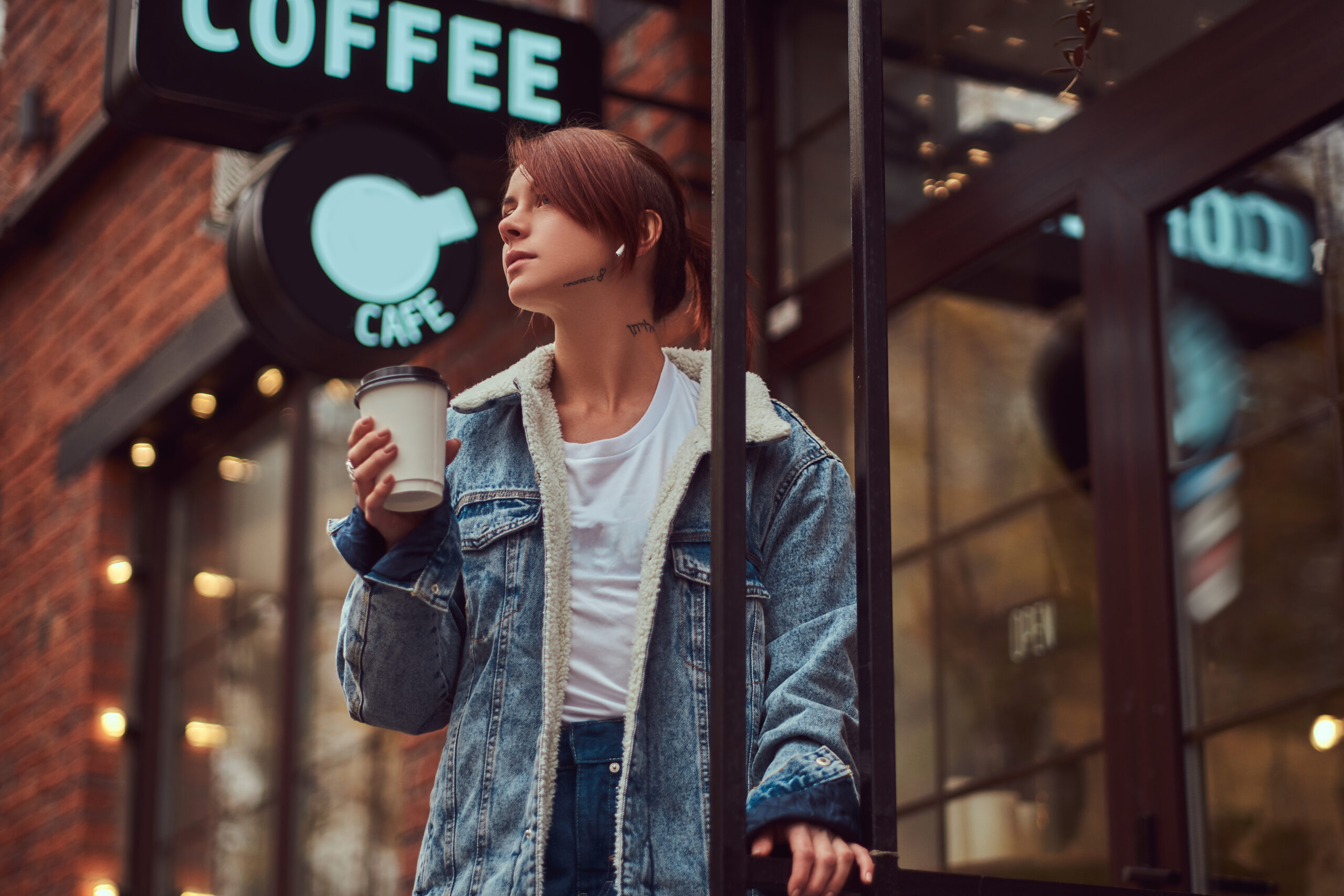 ป้ายร้านกาแฟดีไซน์โมเดิร์นช่วยดึงดูดลูกค้าใหม่และสร้างภาพลักษณ์แบรนด์ให้ดูโดดเด่นตั้งแต่แรกเห็น